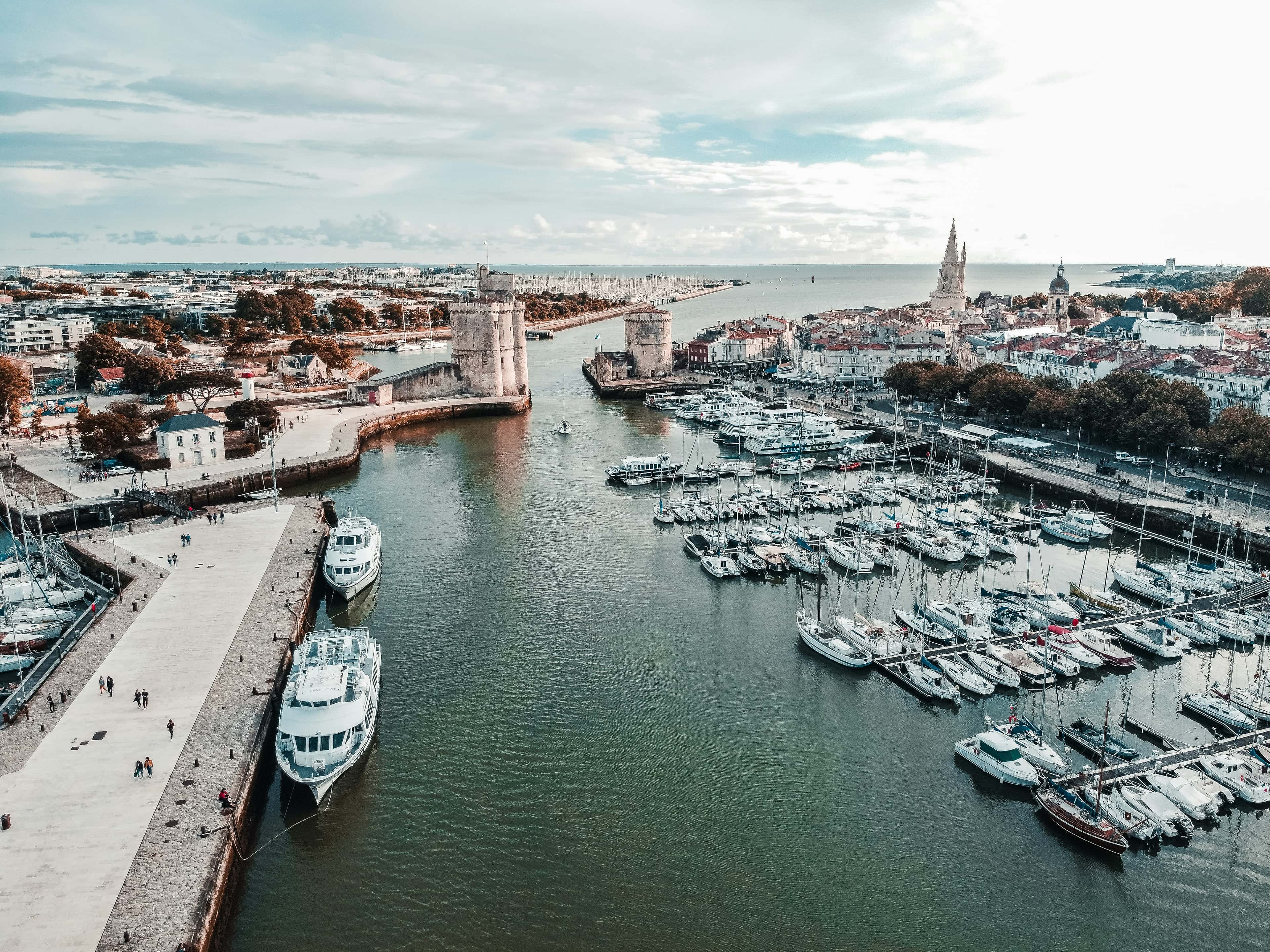 Le Vieux-Port de La Rochelle et ses tours, vus du ciel — Photo : Simon Pallard, Unsplash